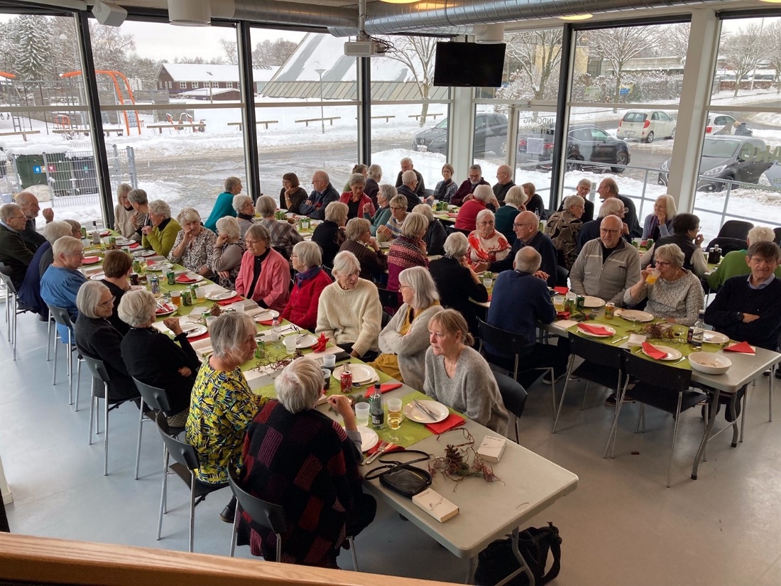 Et billede, der indeholder tøj, bord, møbel, stolAutomatisk genereret beskrivelse