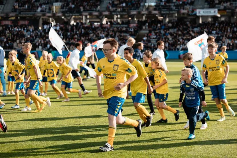 Et billede, der indeholder person, sport, sportsgren, græsAutomatisk genereret beskrivelse