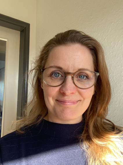 Et billede, der indeholder Ansigt, person, smil, tøjIndhold genereret af kunstig intelligens kan være forkert.