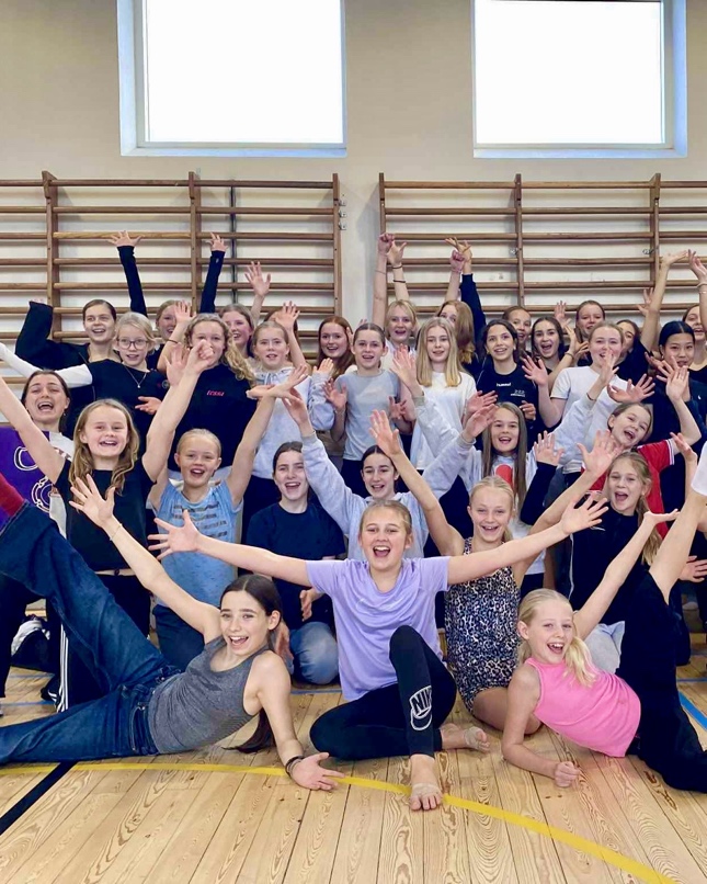 Et billede, der indeholder tøj, person, kvinde, smilAI-genereret indhold kan være ukorrekt.